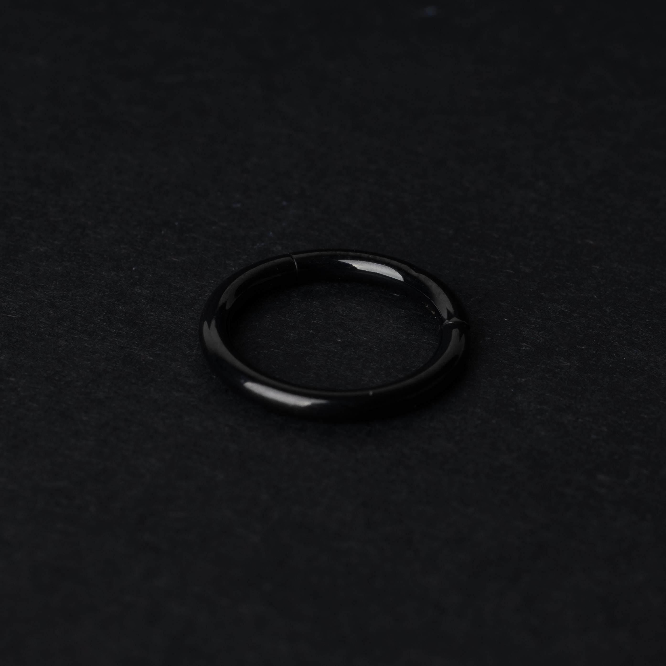 A black Seamless Clicker displayed on a dark background.
