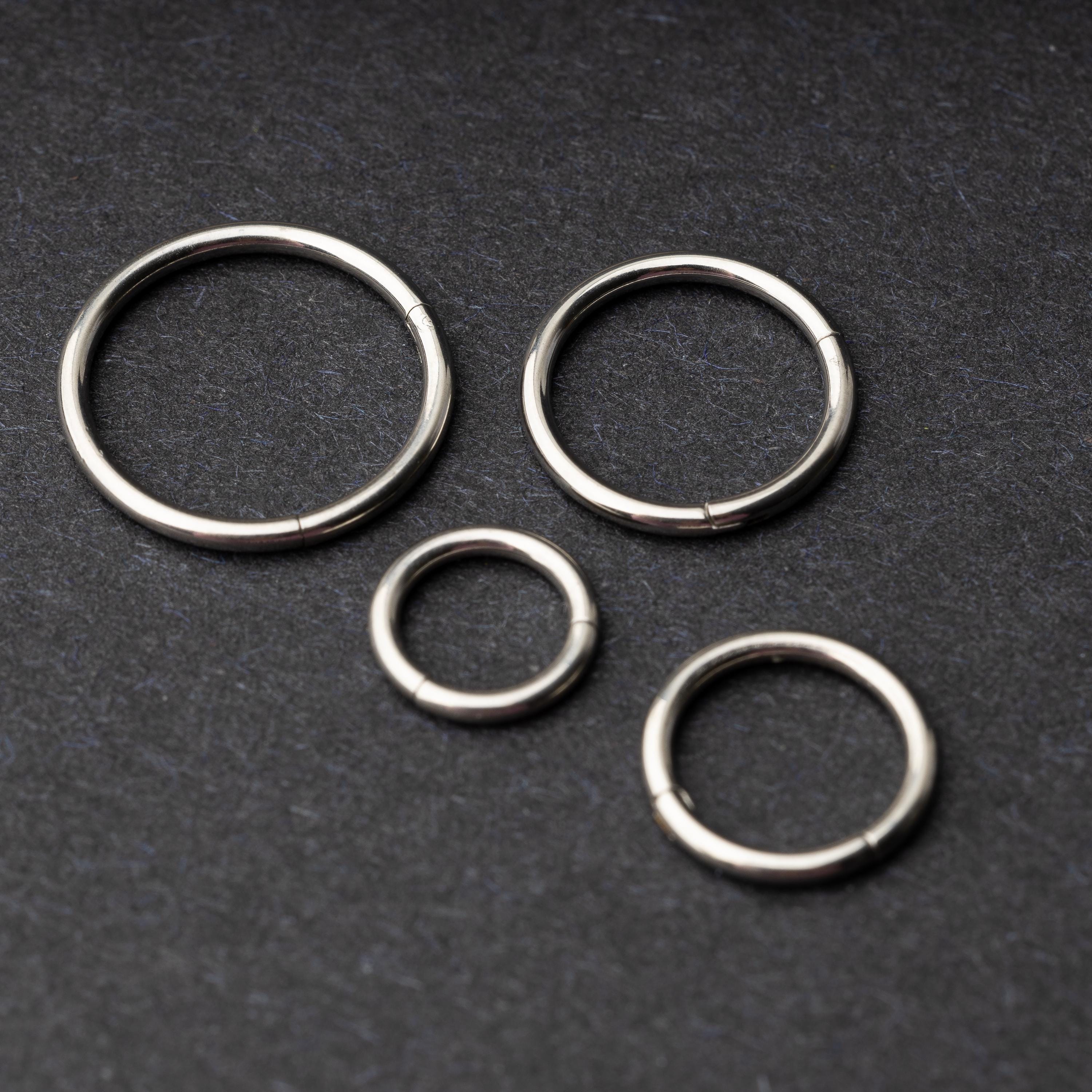 Seamless Clicker hoop in silver, showcasing four different sizes displayed on a dark background