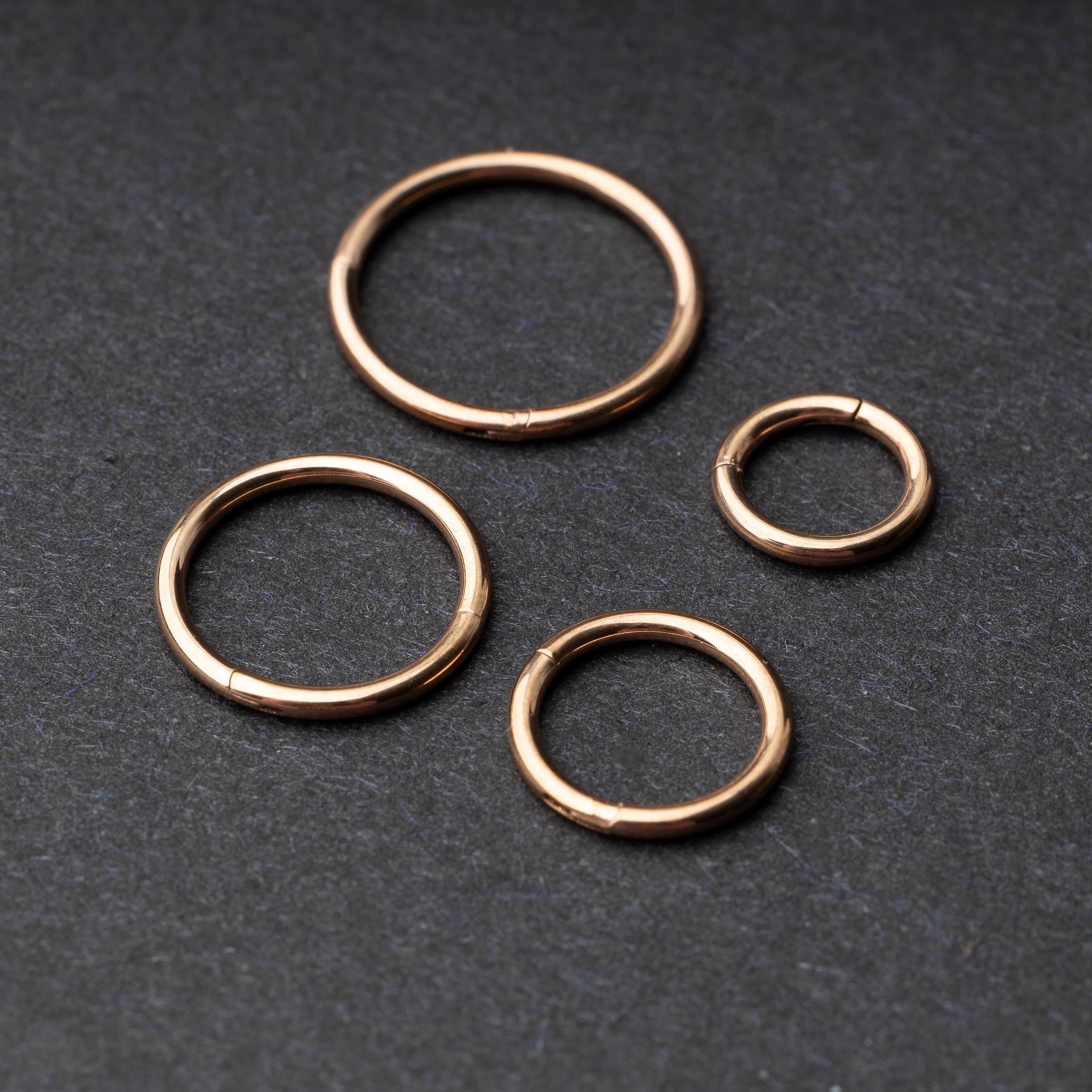 Seamless Clicker hoop in gold, showcasing four different sizes displayed on a dark background