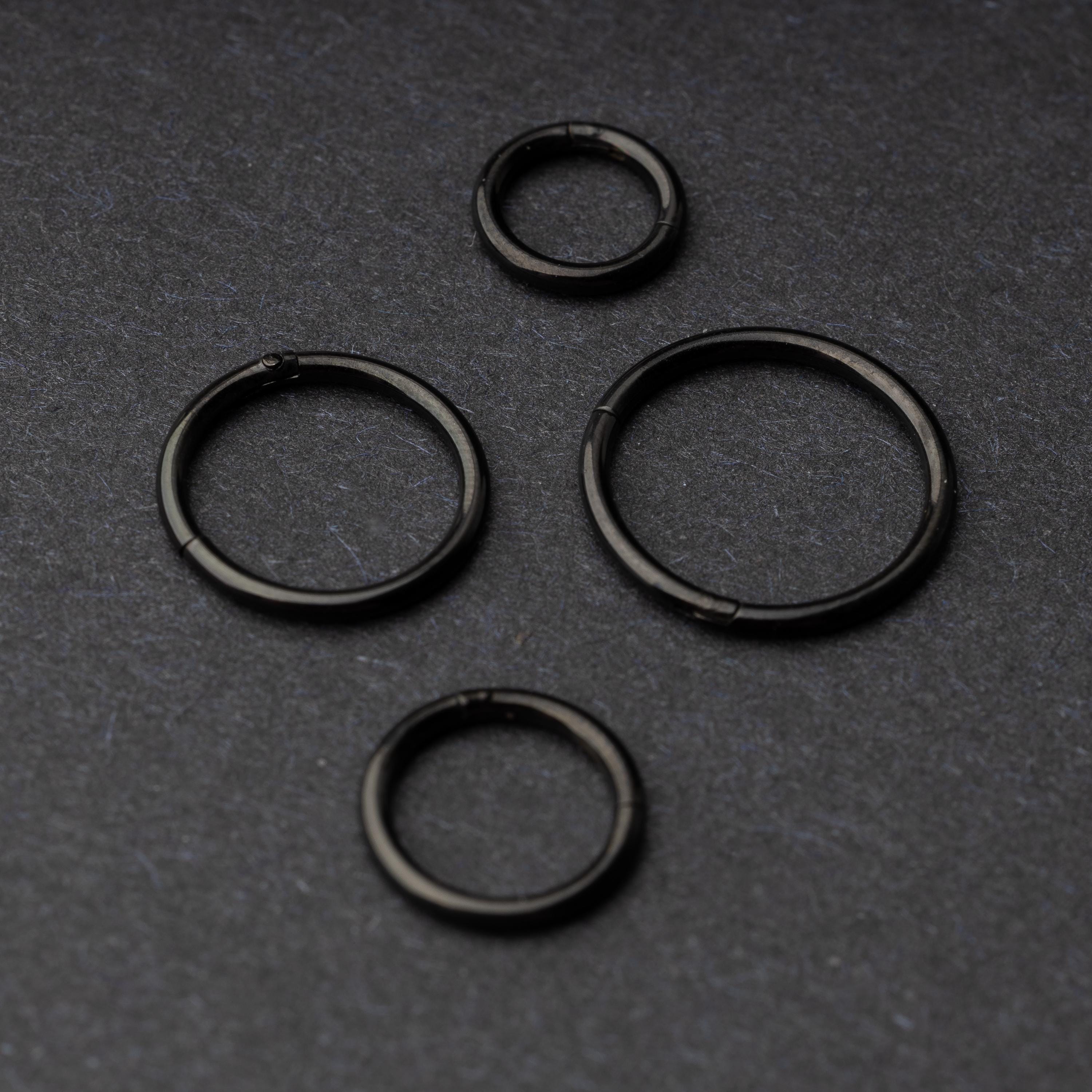 Seamless Clicker hoop in black, showcasing four different sizes displayed on a dark background