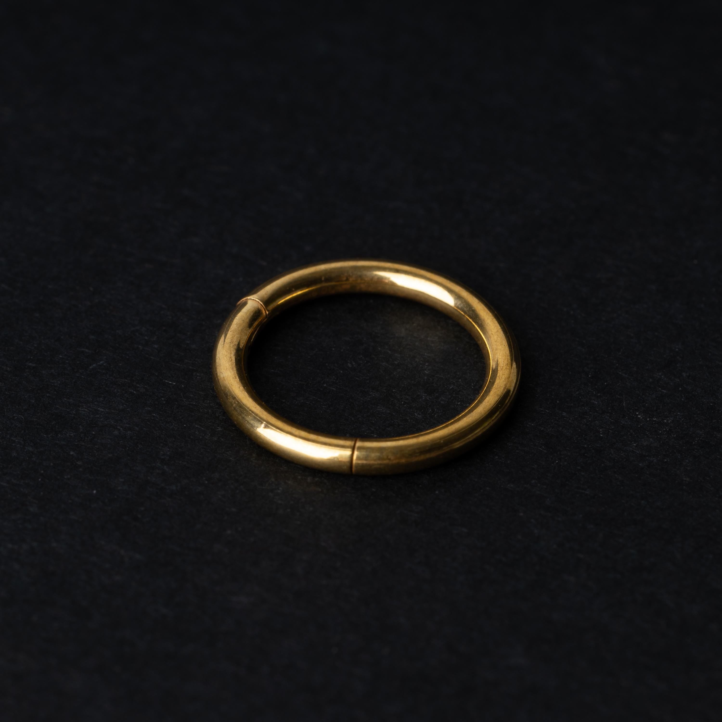 A gold Seamless Clikcer displayed on a dark background.