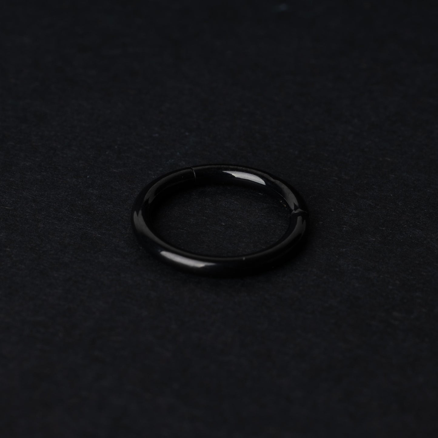 A black Seamless Clicker displayed on a dark background.