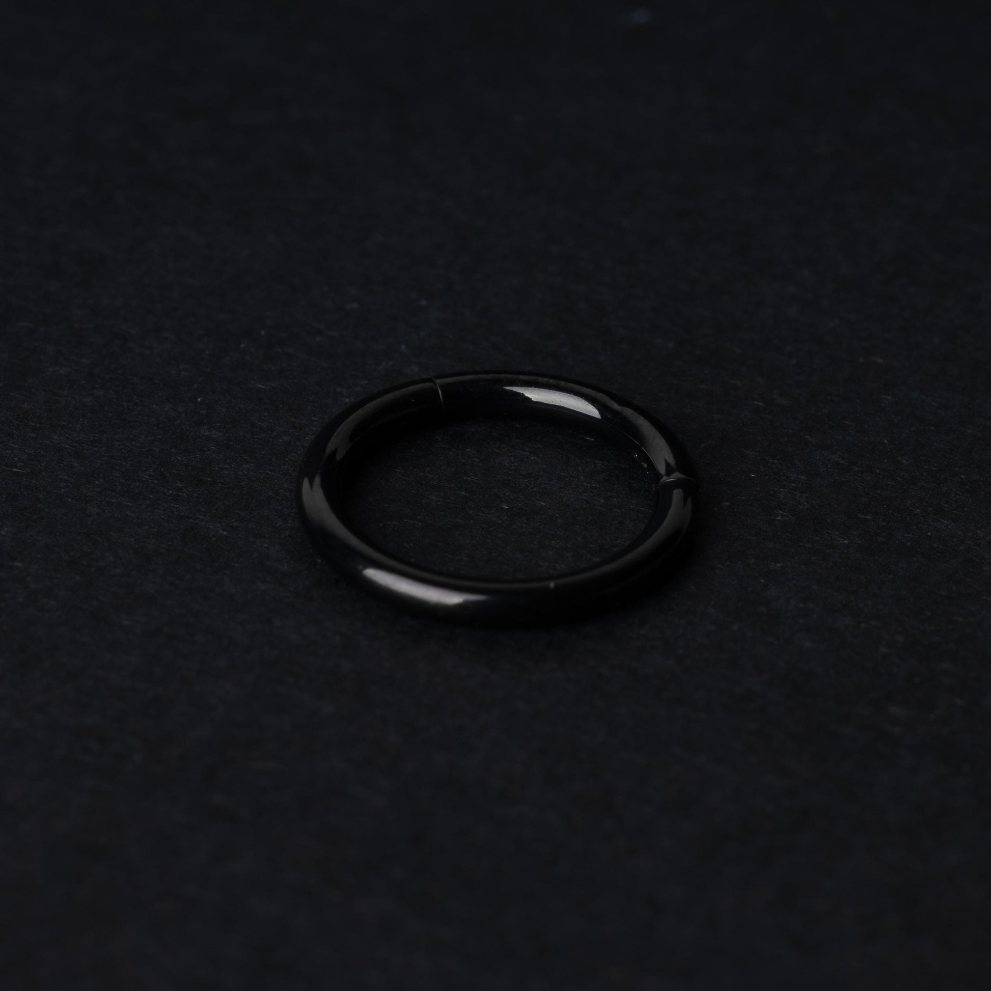 A black Seamless Clicker displayed on a dark background.