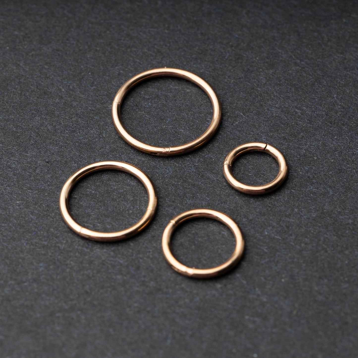 Seamless Clicker hoop in silver, showcasing four different sizes displayed on a dark background