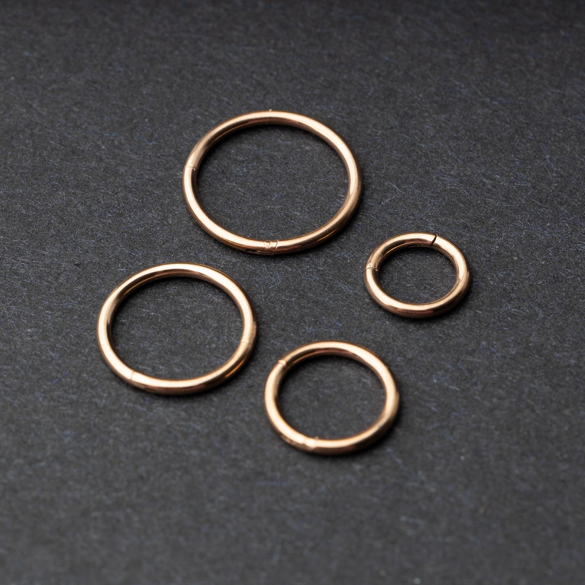 Seamless Clicker hoop in silver, showcasing four different sizes displayed on a dark background