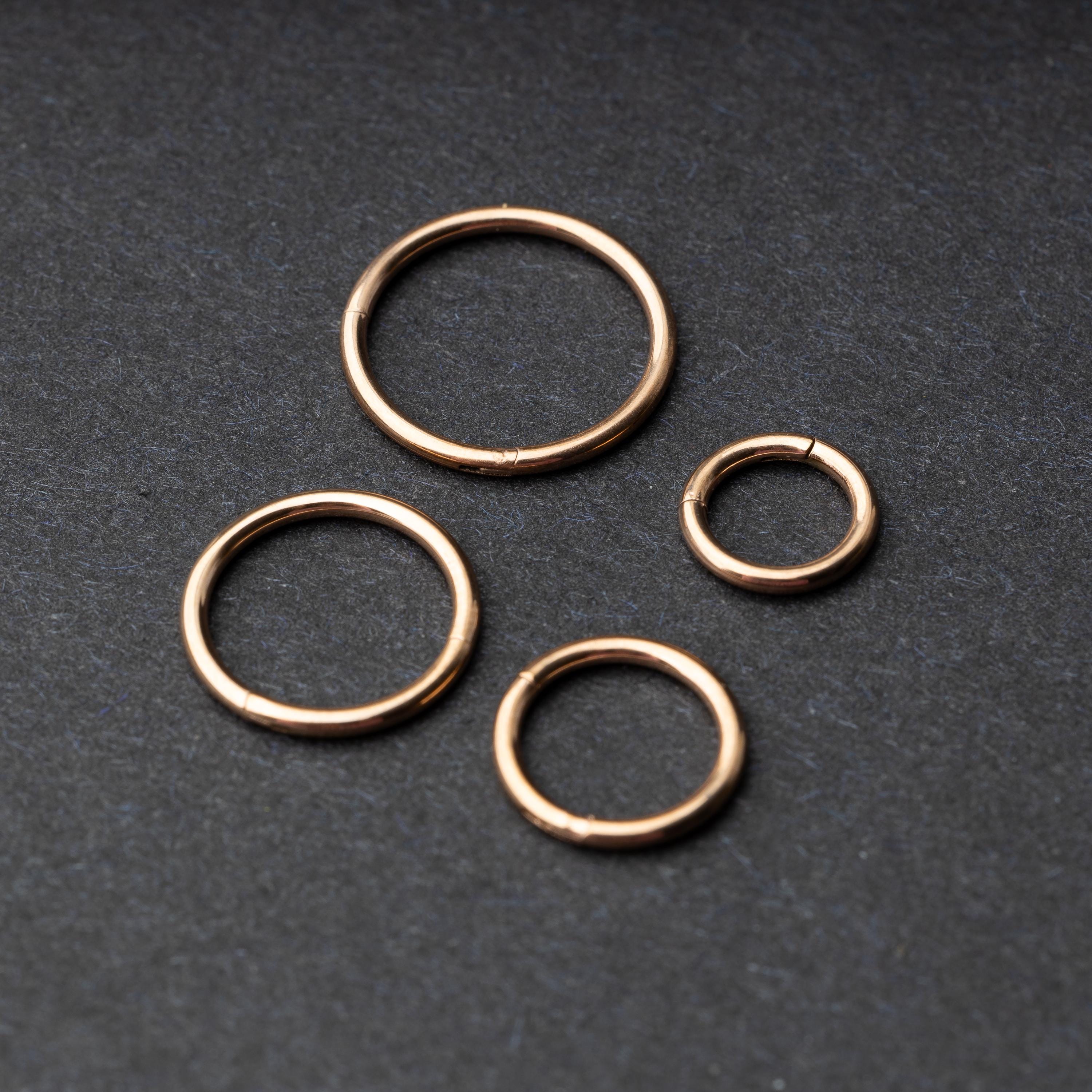 Seamless Clicker hoop in silver, showcasing four different sizes displayed on a dark background