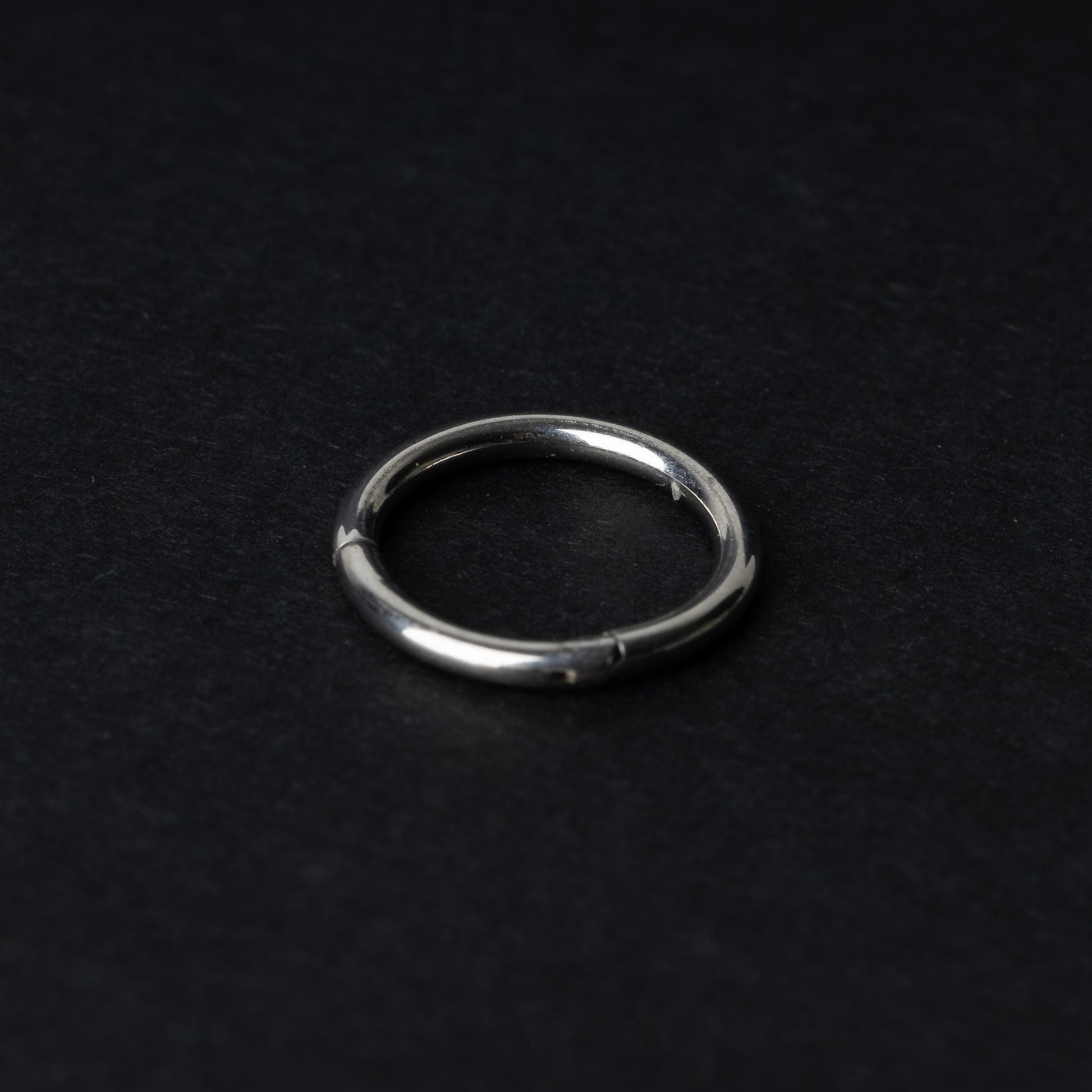 A silver Seamless Clikcer displayed on a dark background.