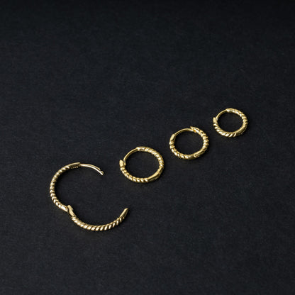 Gold rope-textured clicker rings in four different sizes, displayed on a dark background.